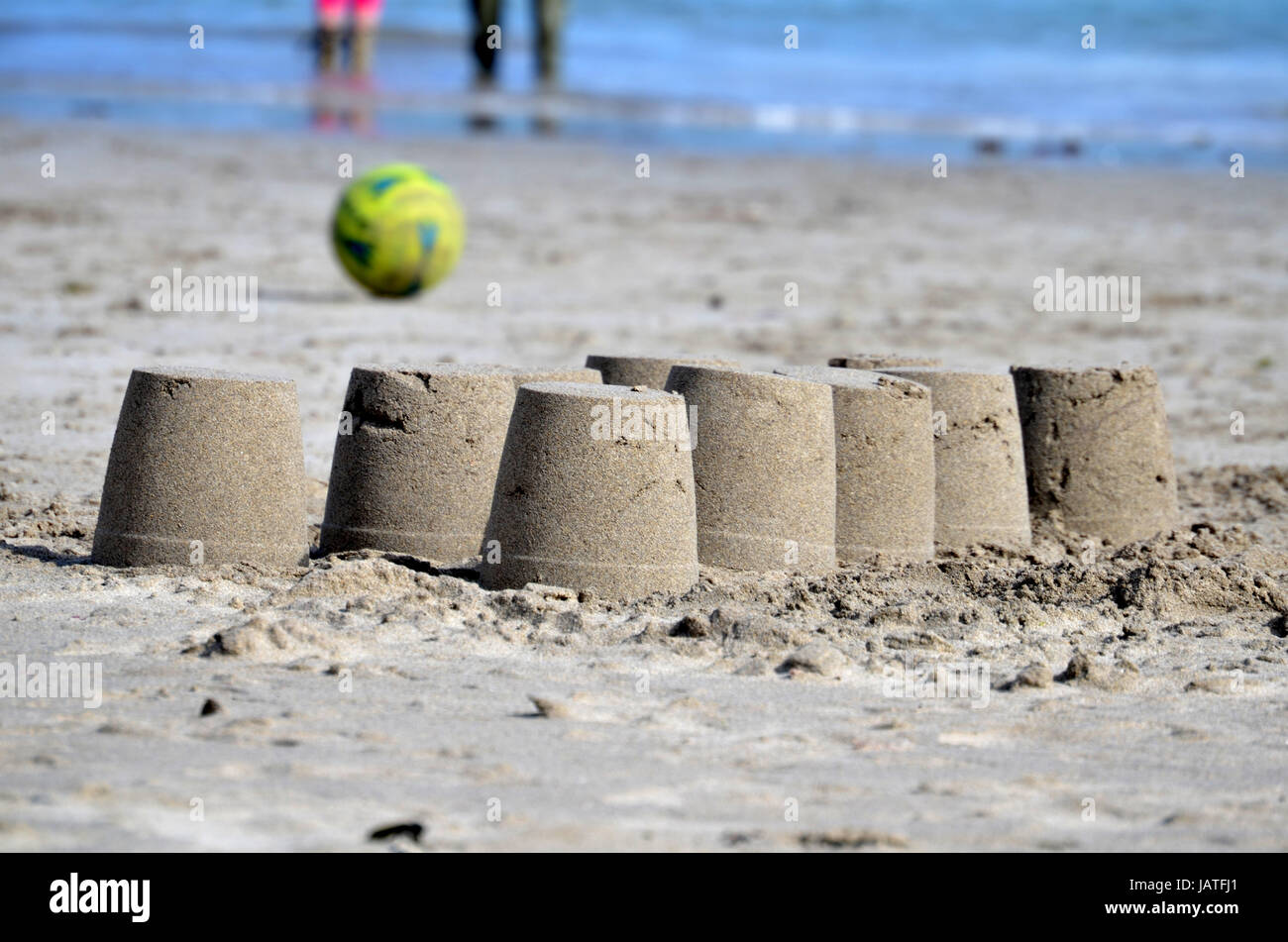 Cerca de los castillos de arena en la playa Foto de stock