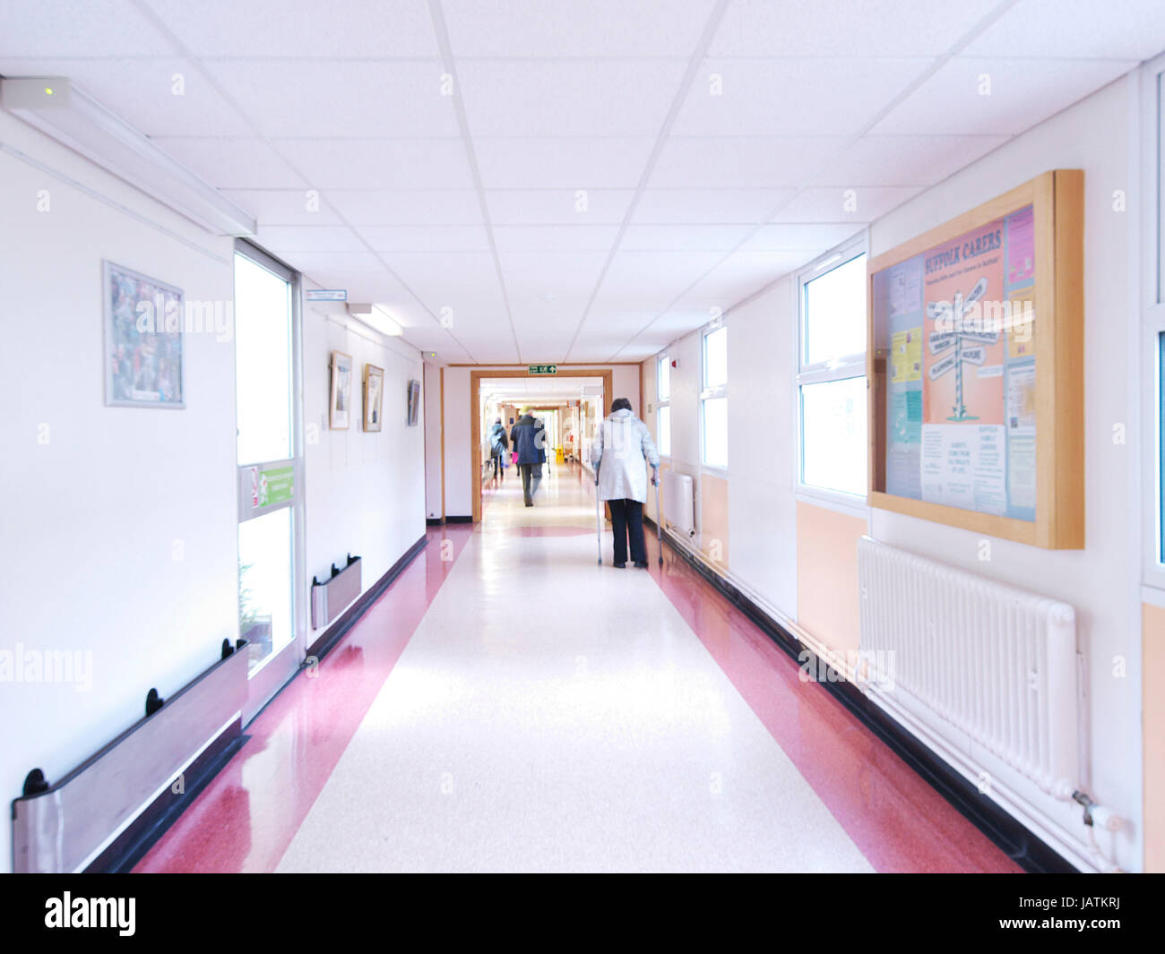 Vacío corredor hospital NHS del Reino Unido, mostrando los pacientes caminar borrosa en la distancia Foto de stock