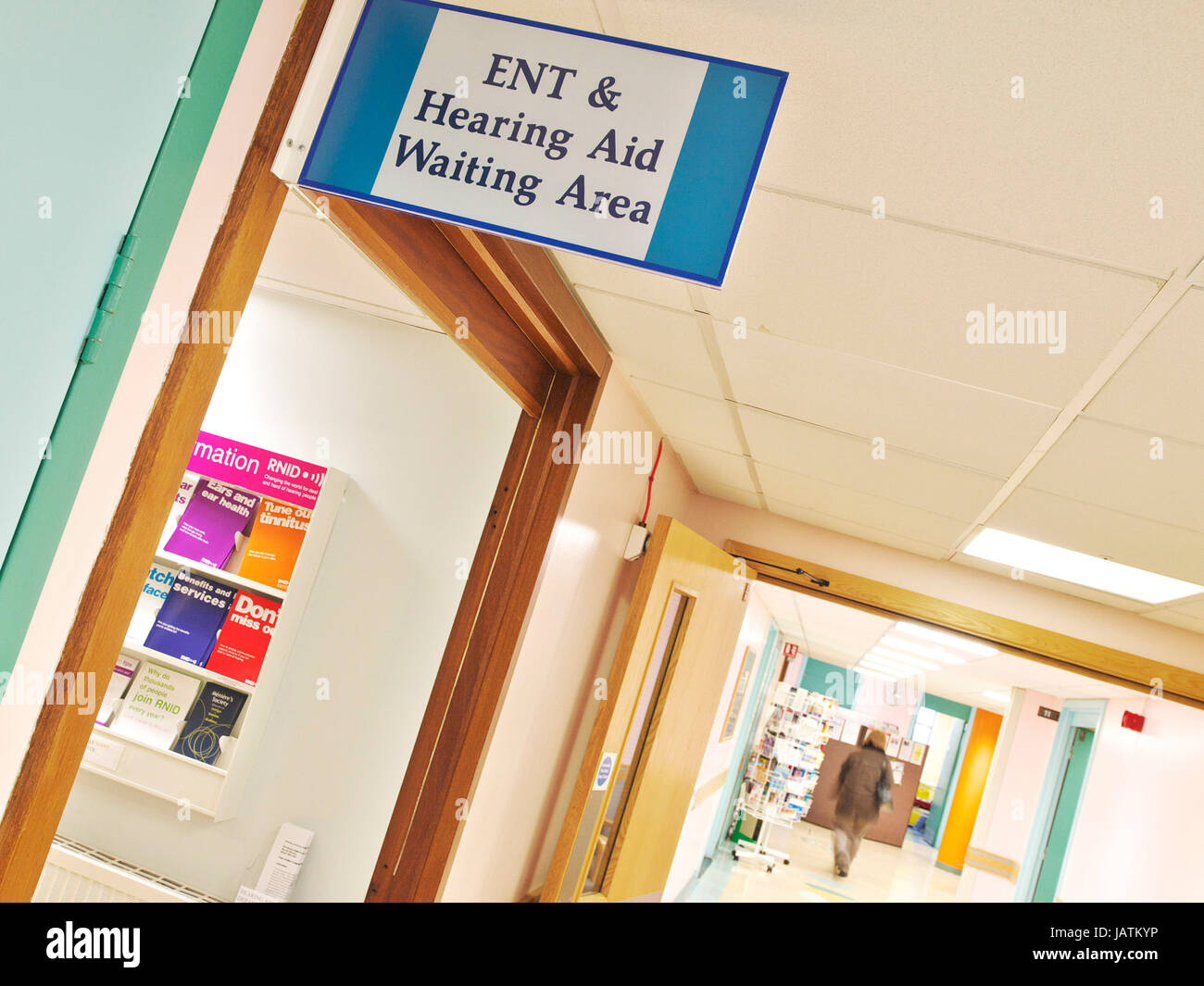 NHS Hospital EN el Reino Unido, Señales con pasillos hospitalarios ocupados mirando vacíos y mostrando a los departamentos de sala y pacientes ambulatorios Foto de stock