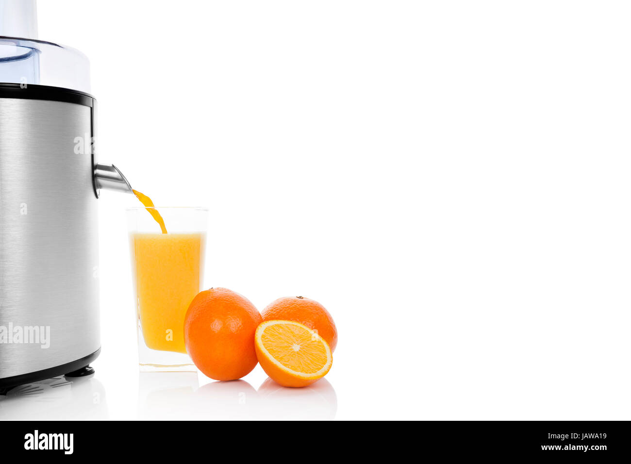 Zumo de naranja fresco. Silver licuadora, naranjas maduras y jugo