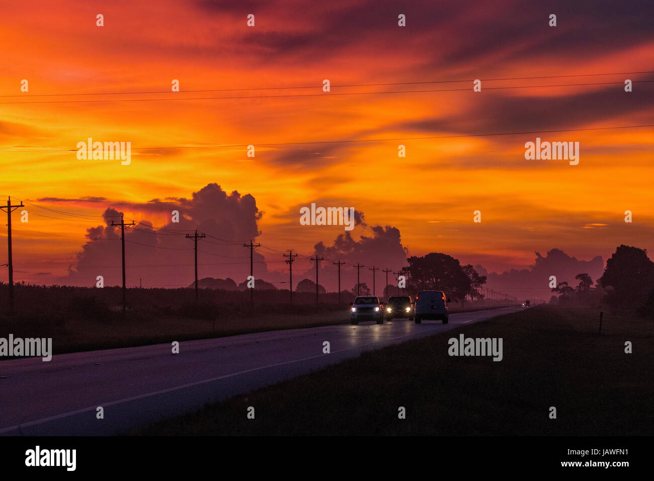 Amanecer nubes contra una carretera en Lee County, Florida. Foto de stock