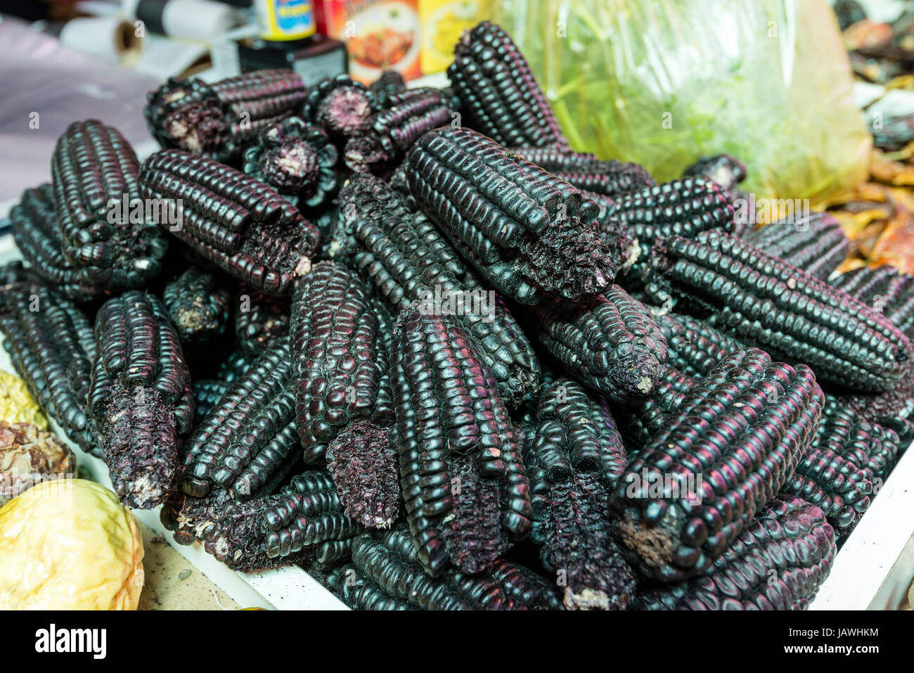 Maíz dulce Azteca negro a la venta en un mercado de verduras. Foto de stock