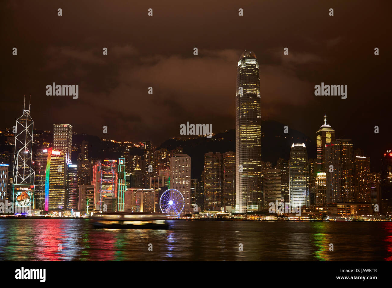 El espectáculo de luces en el rascacielos y la Rueda de Observación de Hong Kong, que se refleja en el puerto Victoria, Central, la Isla de Hong Kong, Hong Kong, China Foto de stock