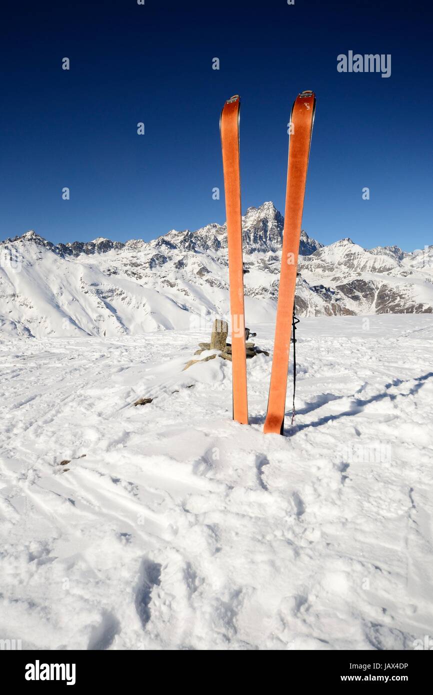 Volver esquí alpino en el pintoresco fondos Foto de stock