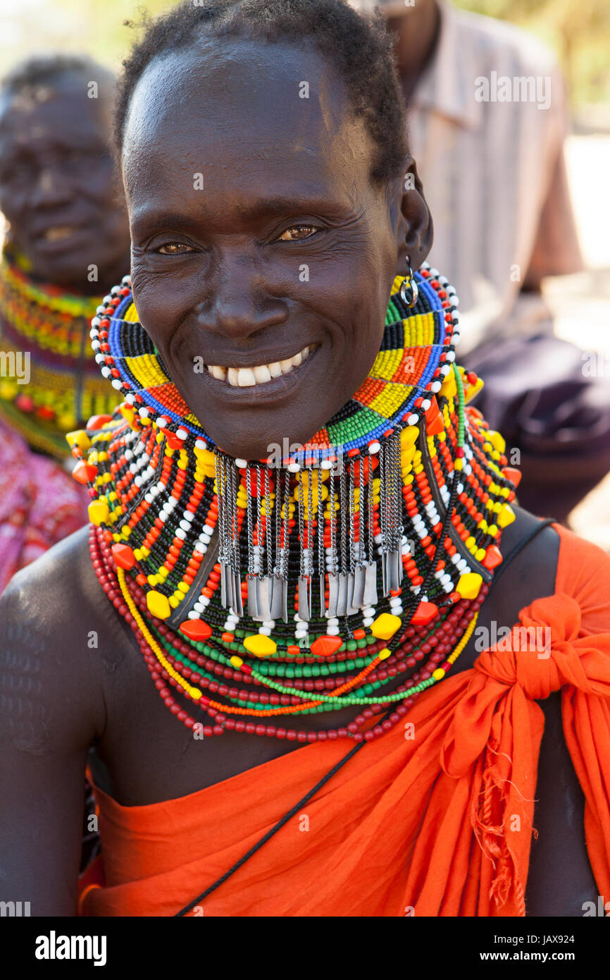 Beaded necklace african fotografías e imágenes de alta resolución - Alamy