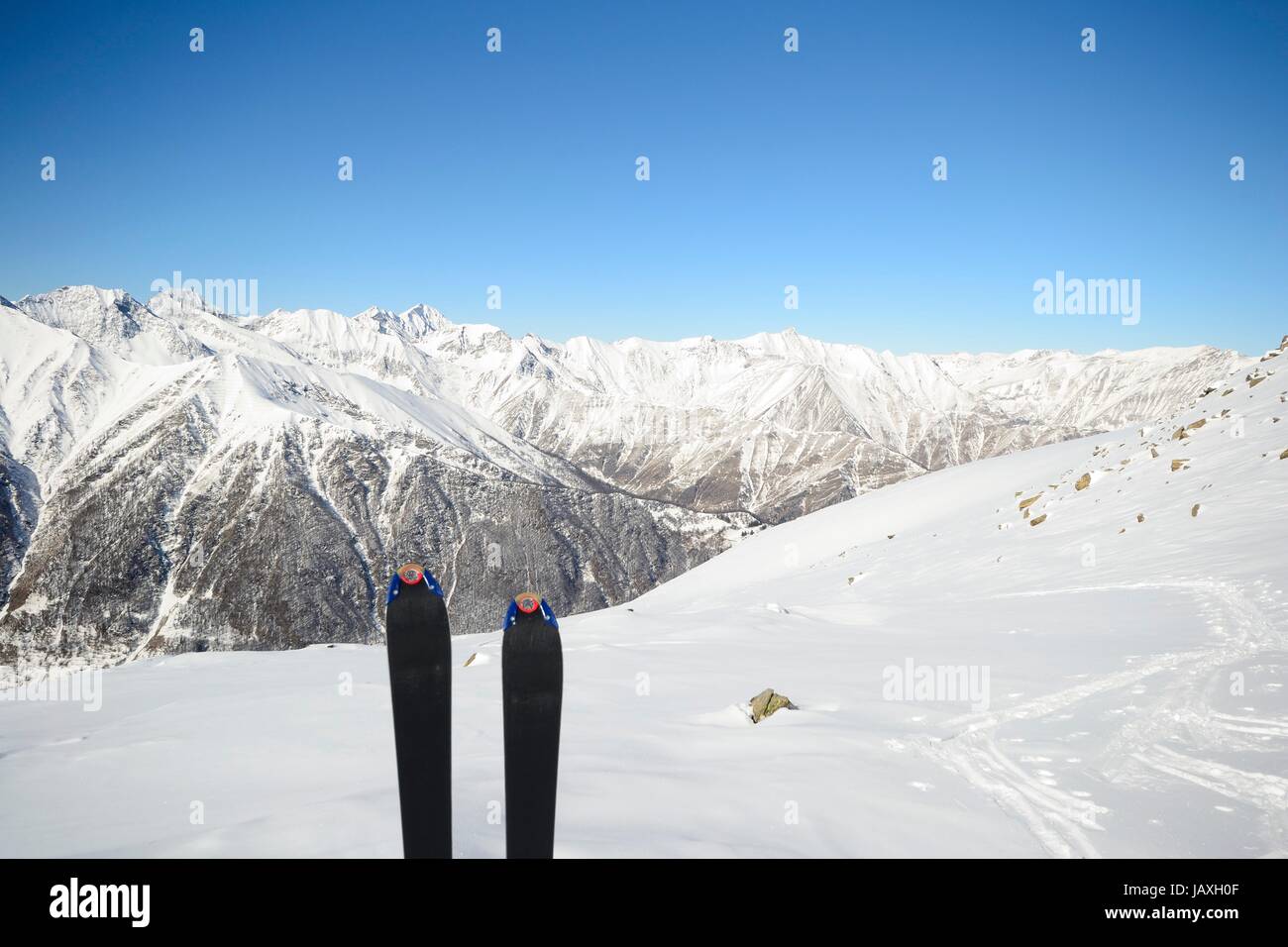 Volver esquí alpino en el pintoresco fondos Foto de stock