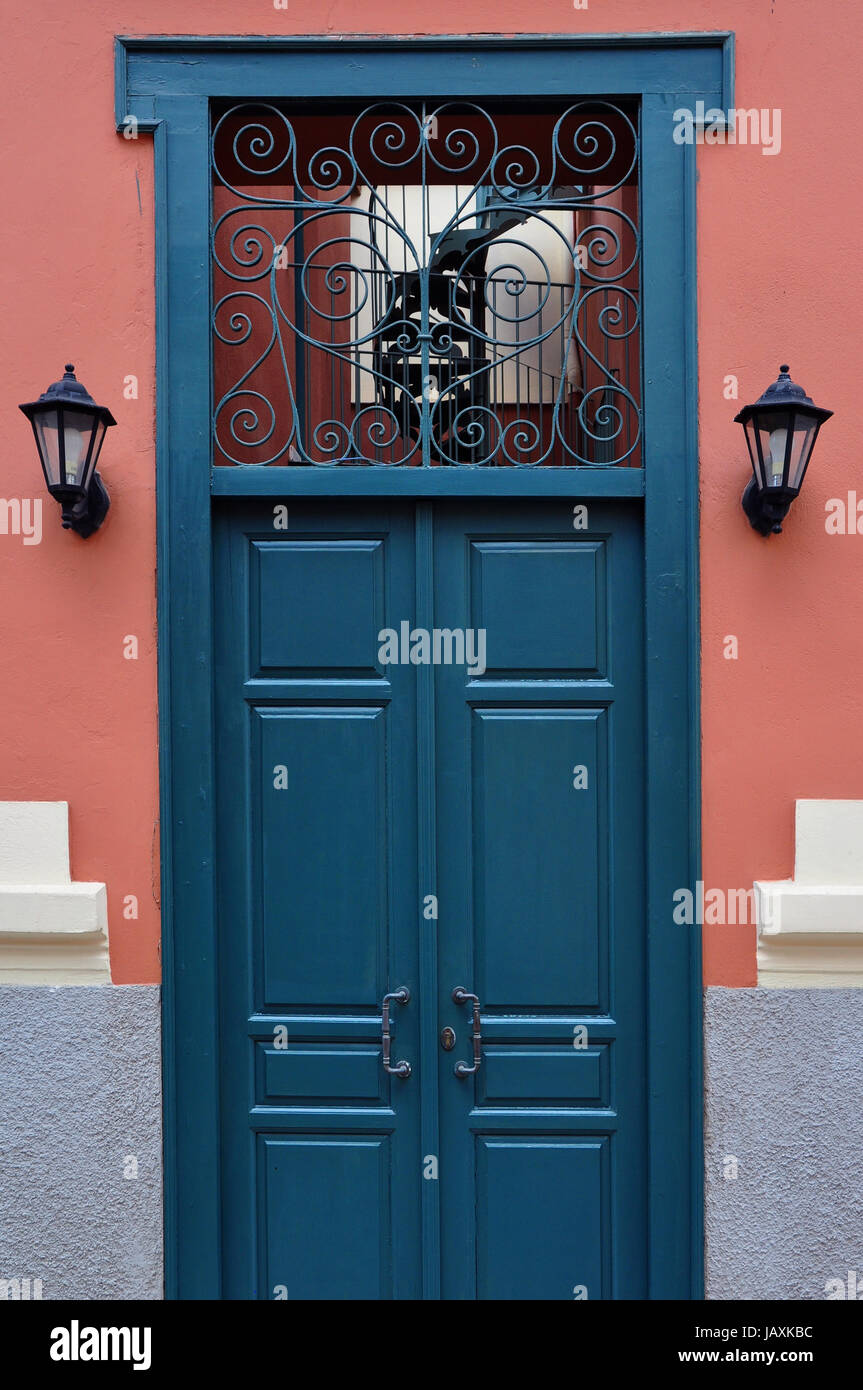 Puerta de madera azul con antiguo patrón de hierro forjado. Detalle  arquitectónico Fotografía de stock - Alamy