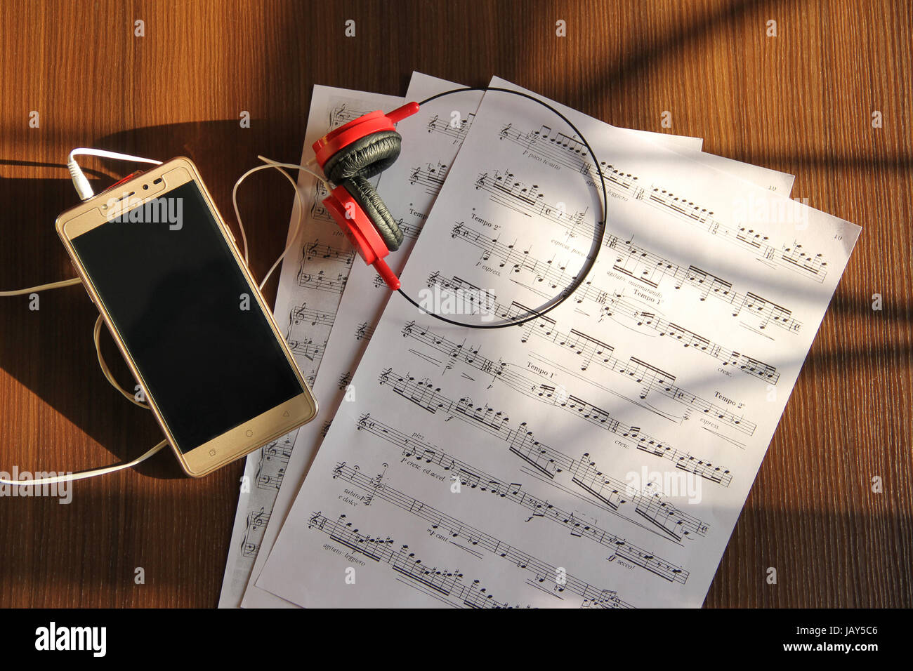 Vista superior móvil, auriculares y notas musicales Foto de stock