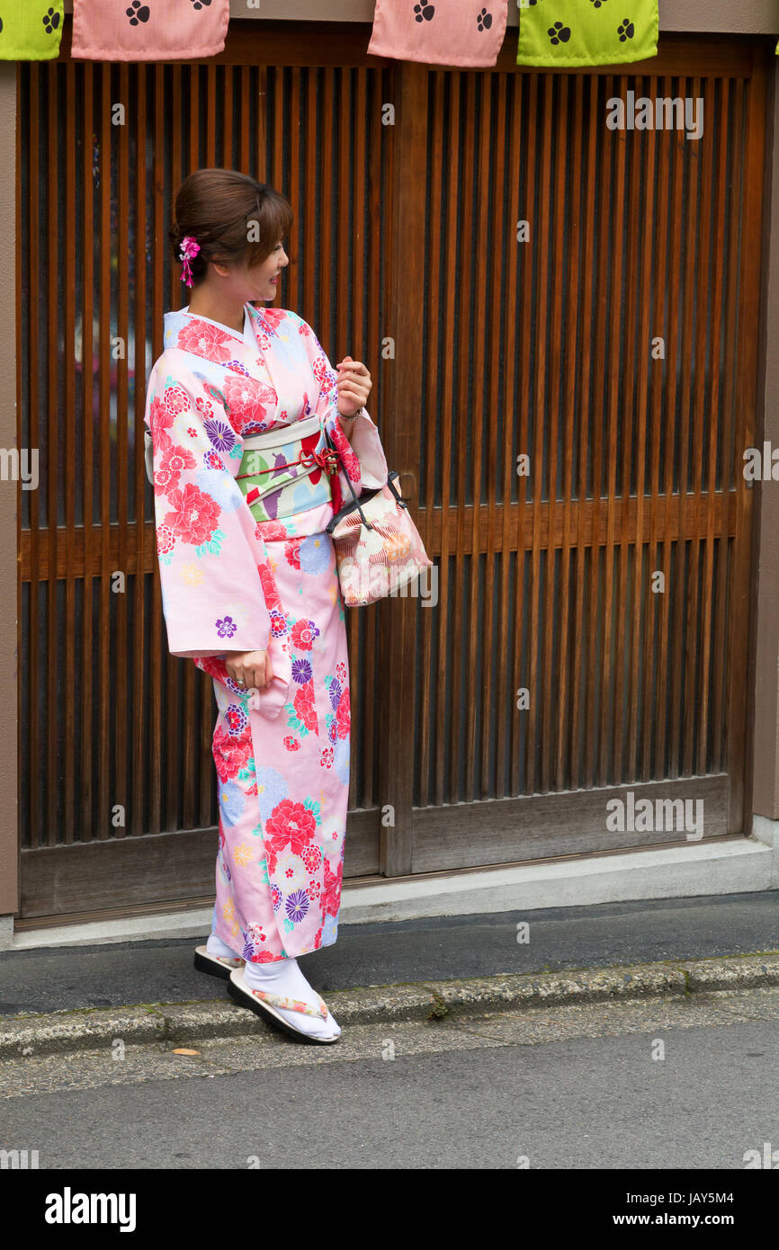 Kimono chino fotografías e imágenes de alta resolución - Alamy