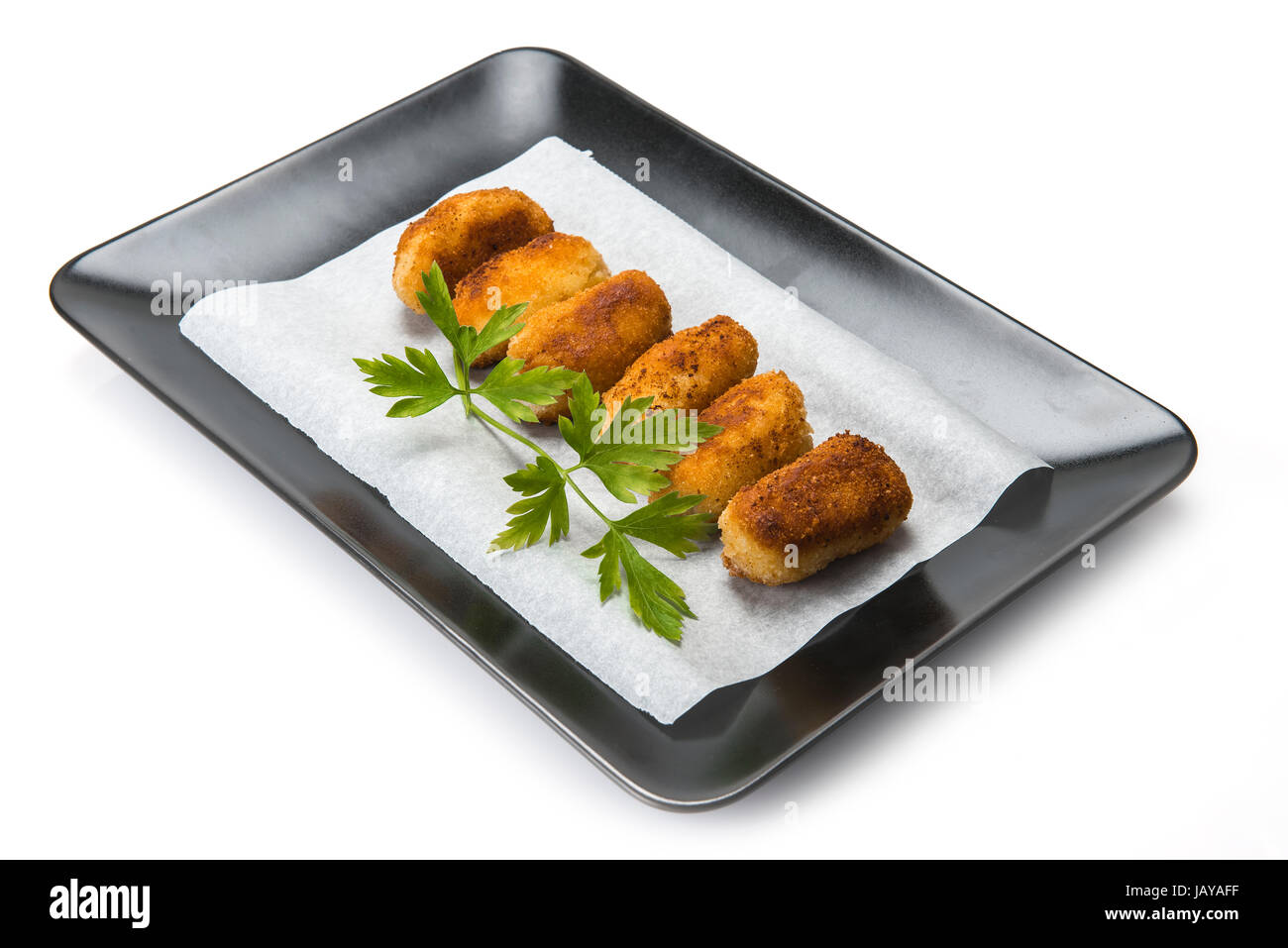 Un plato con croquetas caseras decoradas con perejil Fotografía de stock -  Alamy