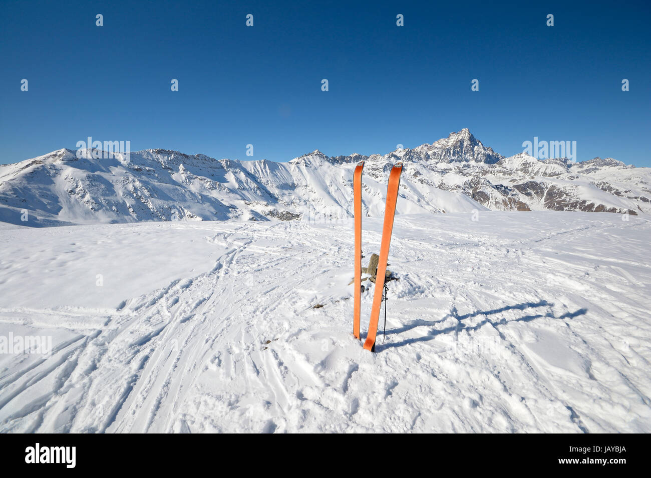 Volver esquí alpino en el pintoresco fondos Foto de stock