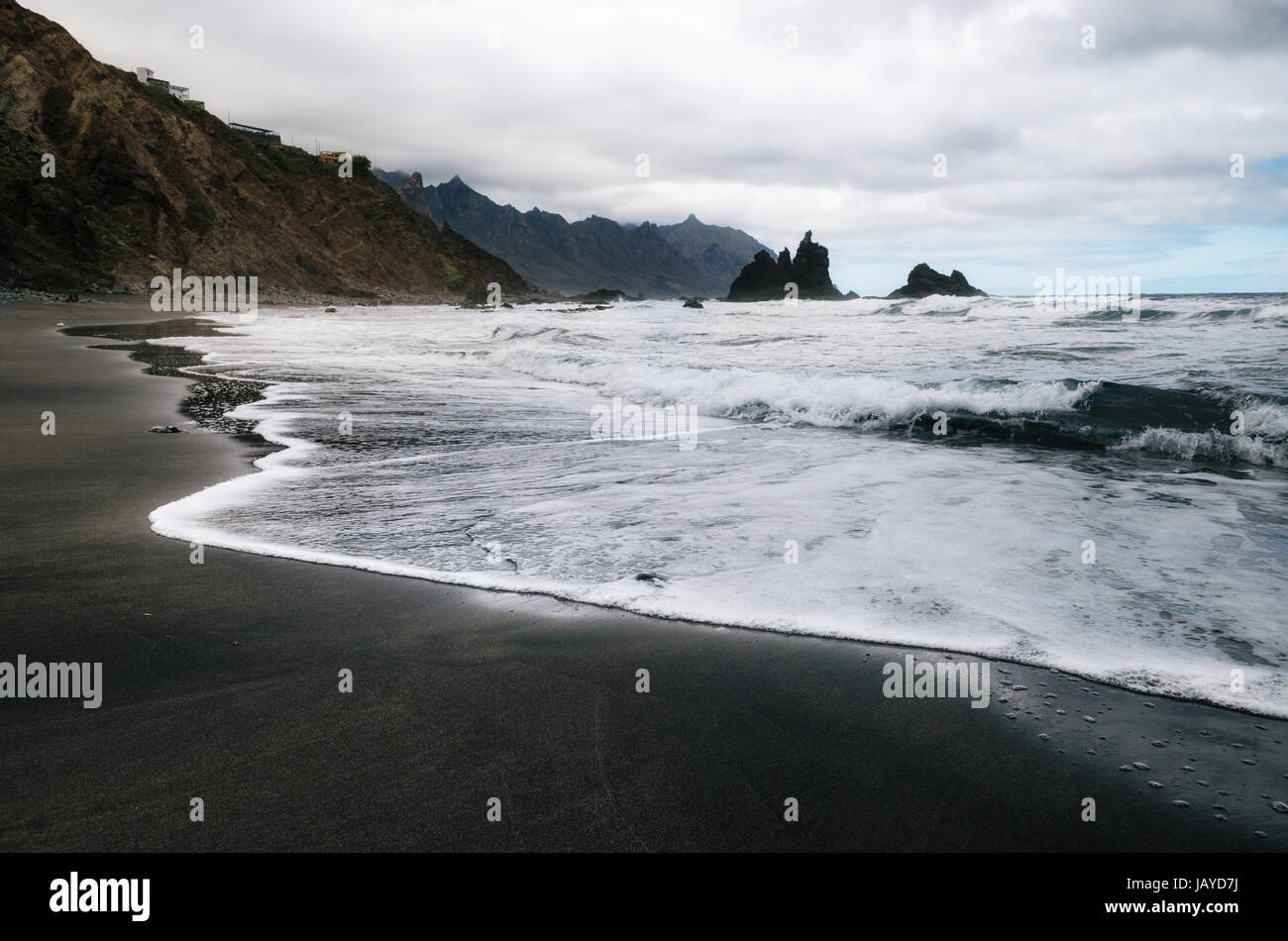 Wild Benijo playa con grandes olas y arena negra en la costa norte de la isla de Tenerife, España Foto de stock