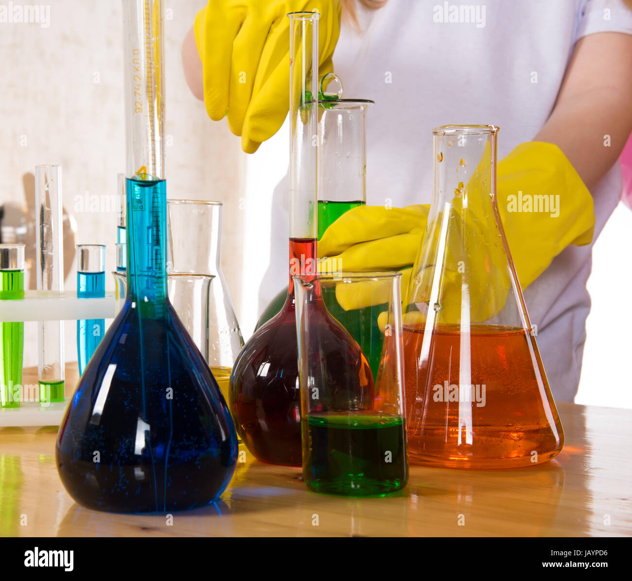 Los niños de la escuela haciendo química del experimento de la ciencia Foto de stock
