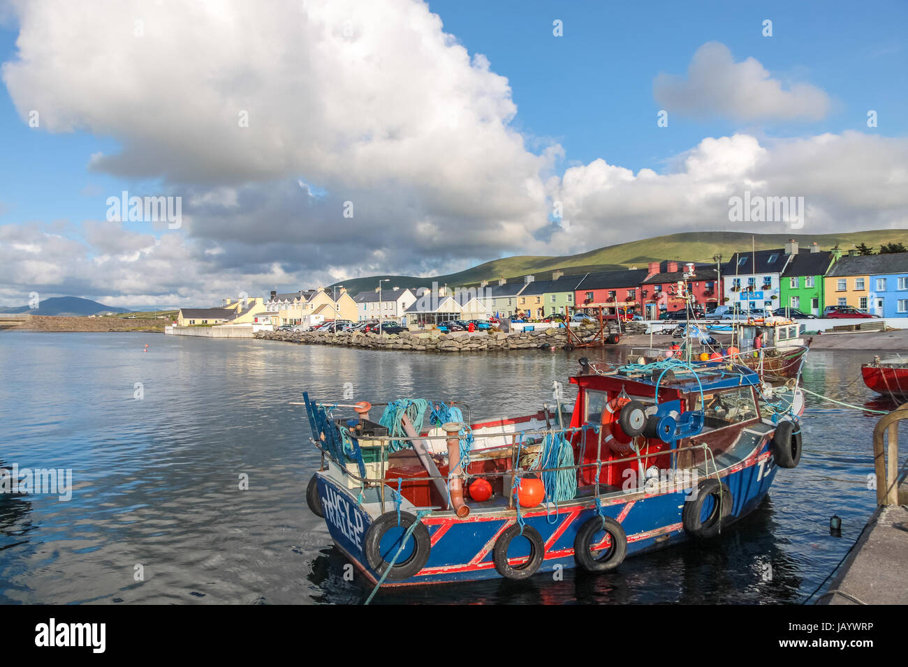 Fischerboot im Hafen von Portmagee, Condado de Kerry, Irlanda Foto de stock