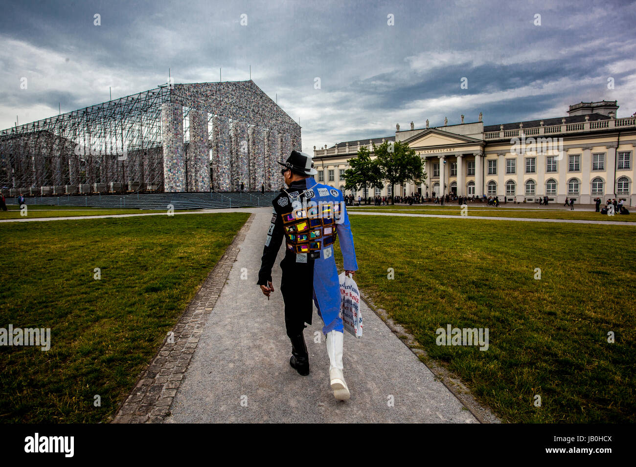 Documenta Kassel, Alemania. Un visitante en traje divertido frente a la obra de arte 'El Partenón del Libro' de la artista argentina Marta Minujin, Documenta 14' en Kassel, Alemania Foto de stock