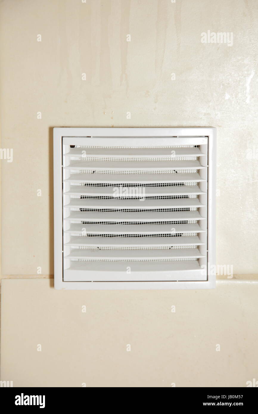 Rejilla de ventilación de baño blanco de ventilación en la pared de mosaico  Fotografía de stock - Alamy
