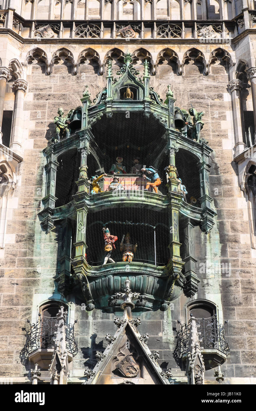 Neues Rathaus el nuevo ayuntamiento en Marienplatz, Munich, Alemania,  Europa con su famoso Glockenspiel, un tañido del reloj con figuras de baile  Fotografía de stock - Alamy
