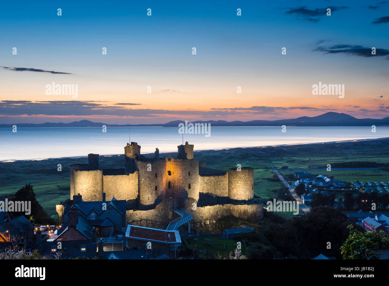 El castillo de Harlech Gwynedd Wales en luz del atardecer Foto de stock