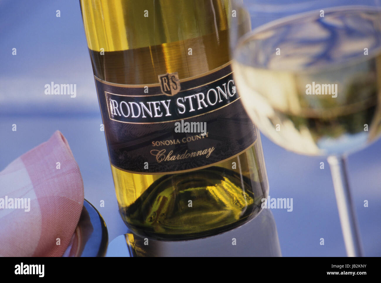 Alfresco y vidrio de botella Rodney Strong Chardonnay vino blanco seco sobre la mesa de la Terraza Restaurante Sonoma County California EE.UU. Foto de stock