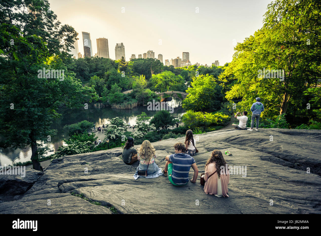 La gente gustando el tiempo libre en la hermosa vista en Central Park, New York City Foto de stock