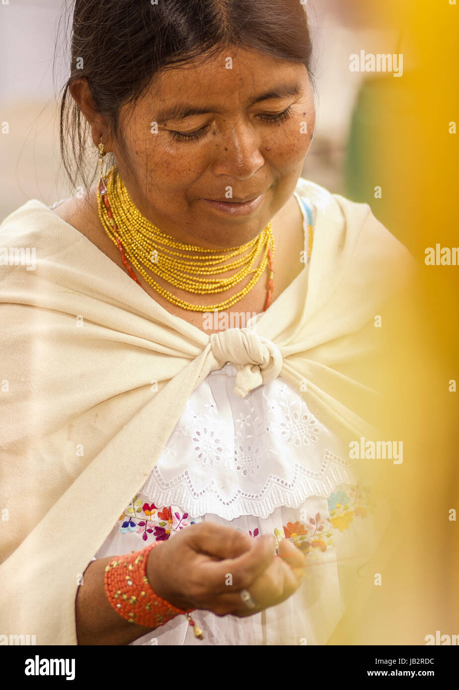 Ecuador otavalo woman necklace fotografías e imágenes de alta resolución -  Alamy