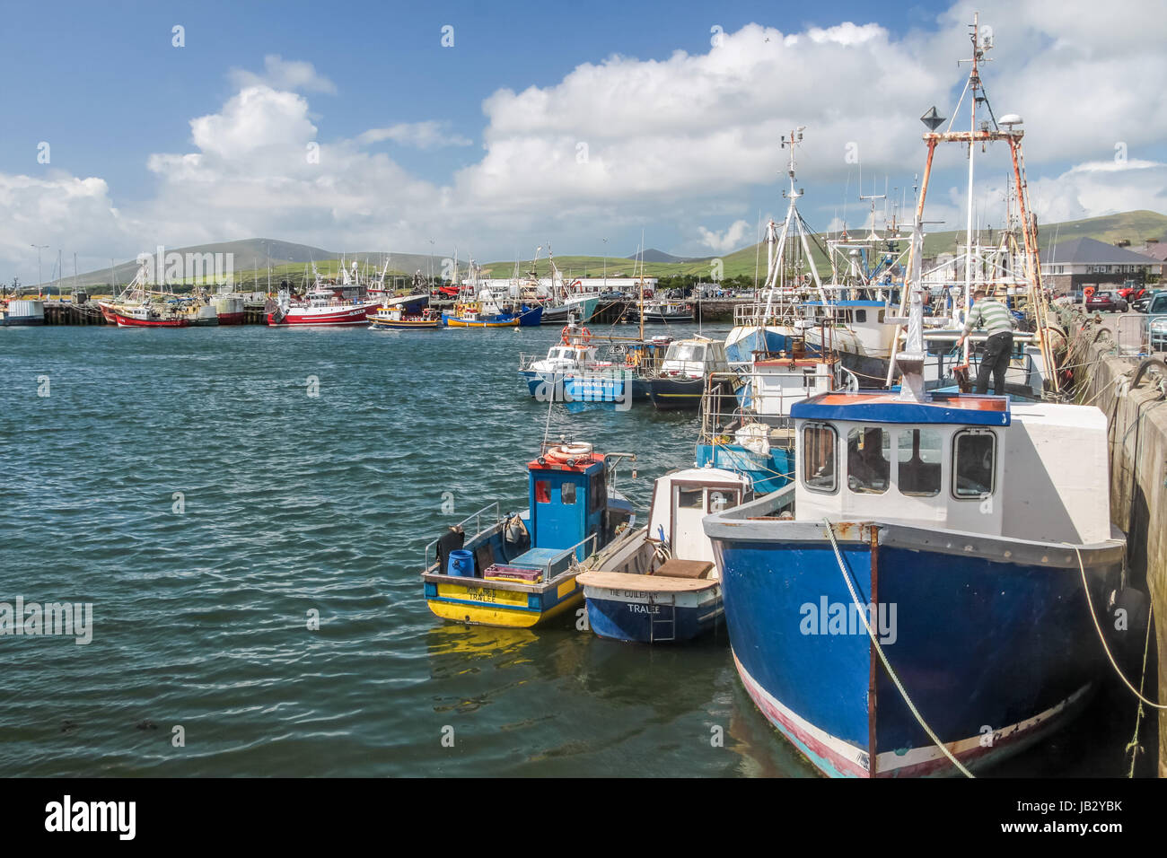 Fischerboote im Hafen von Dingle, Condado de Kerry, Irlanda Foto de stock