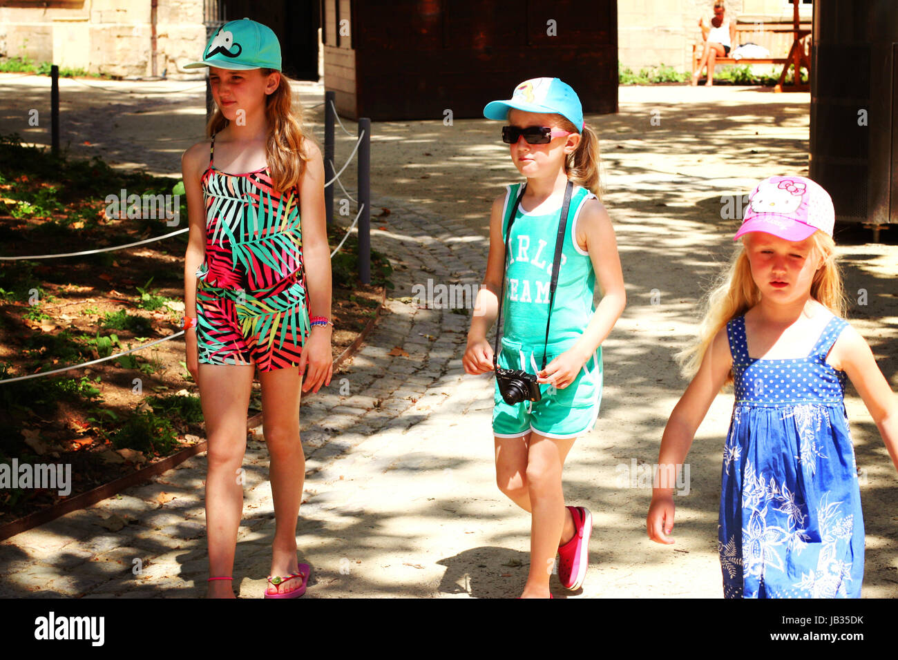 gasolina aplausos Traducción Los niños de vacaciones, paseos vestidos como turistas en una ciudad con  una cámara, gorras y gafas de sol Fotografía de stock - Alamy