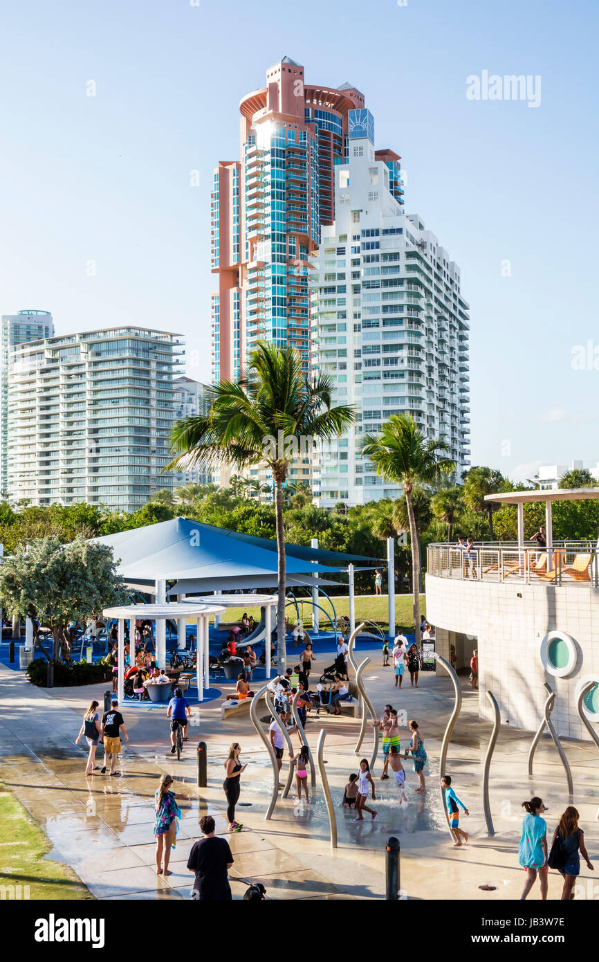 Miami Beach Florida,South Pointe Park,parque infantil,fuente,splash pad,jugar,niños,familias