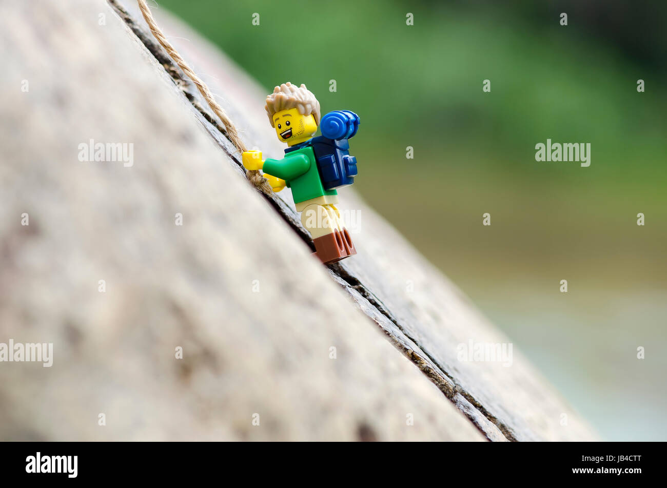 Lego excursionista montaña escalada en miniatura Fotografía de stock - Alamy