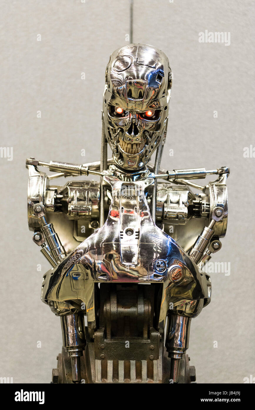 Londres, Reino Unido - 06 de julio: Réplica de Terminator 2 robot asesino  en el London Film cómicos y Convención en el Earls Court Exhibition Centre  dos. Julio 06, 2013 en Londres Fotografía de stock - Alamy