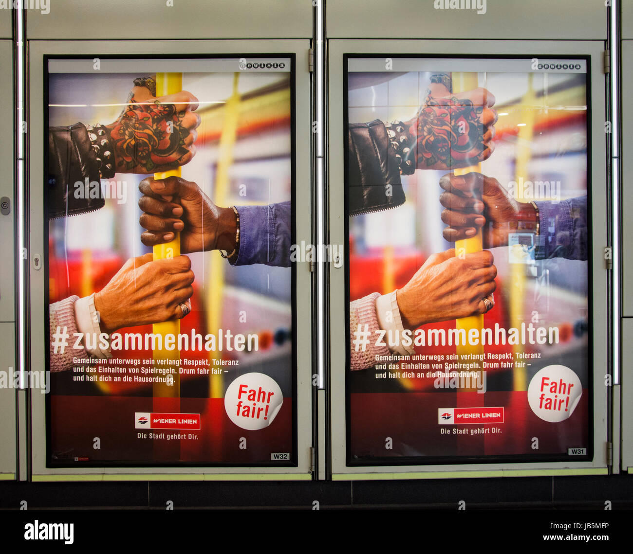 Carteles de promoción de la tolerancia y la diversidad en el U-Bahn (metro) sistema de ferrocarril subterráneo en Viena, Austria. Foto de stock