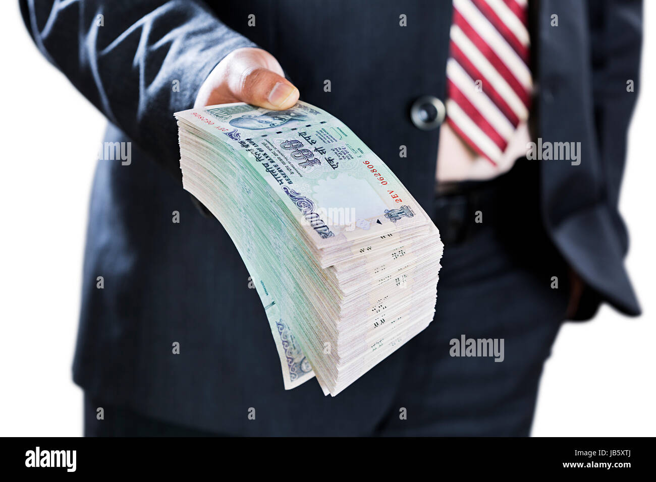 1 empresario corrupción dando dinero moneda india observa bundle dando la delincuencia Foto de stock