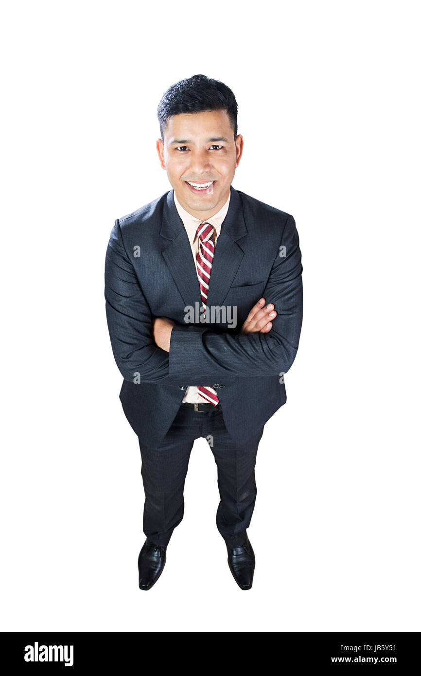 1 sonriente hombre de negocios indio de pie con los brazos cruzados sobre fondo blanco. Foto de stock