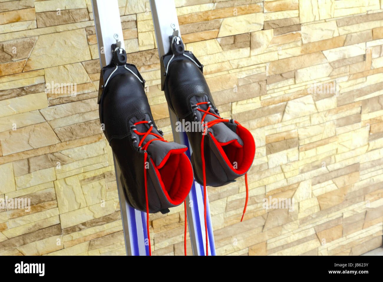 Botas de esquí negras con cordones de color rojo, instalado en el esquí de  montaje Fotografía de stock - Alamy