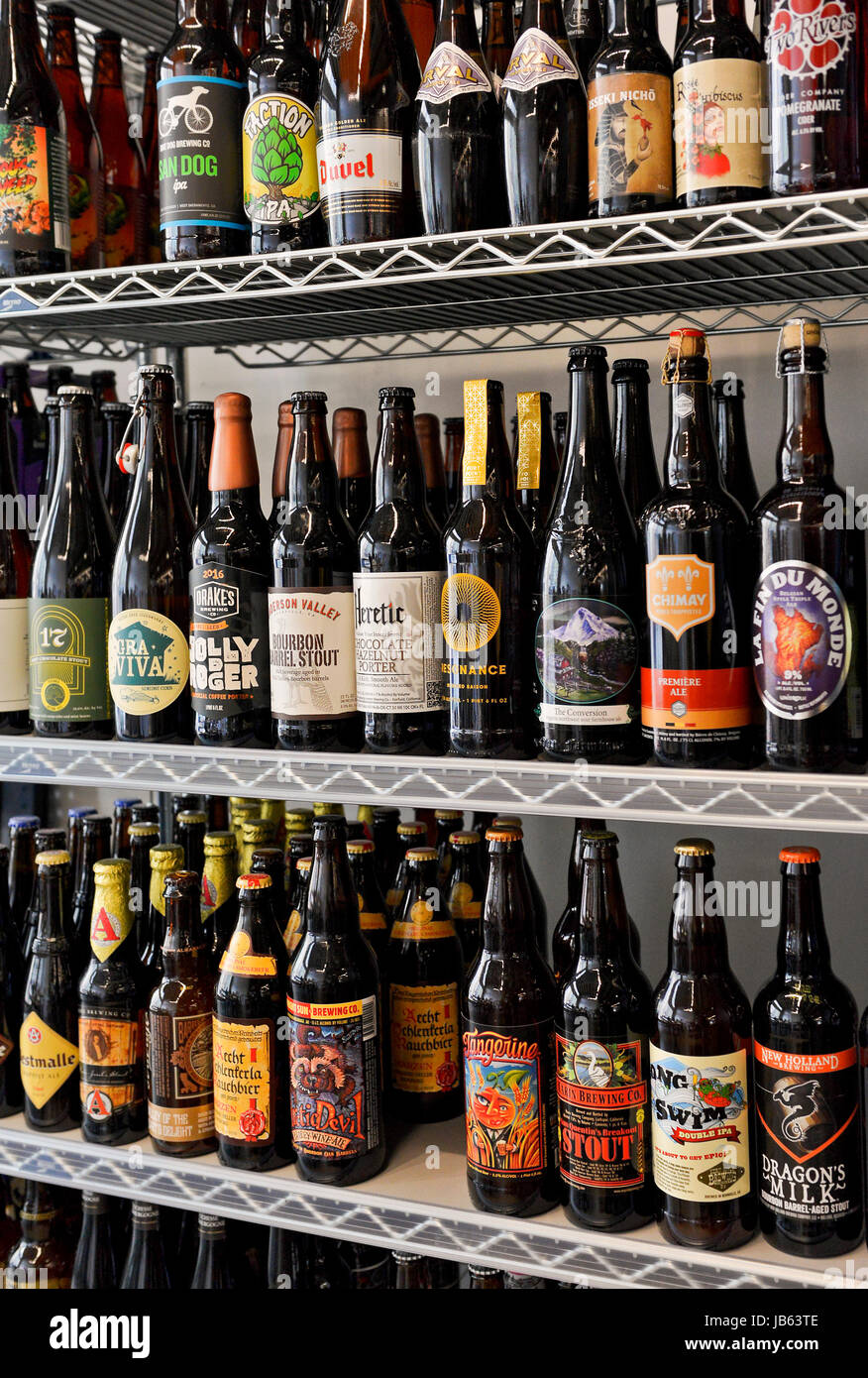 Muestras de cerveza IPA en la estantería de una tienda. Foto de stock