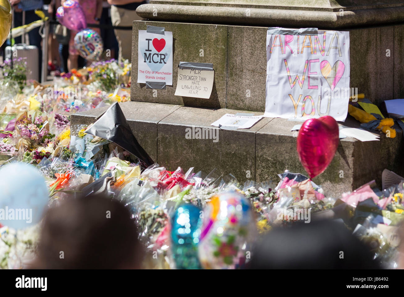 Mar de flores y globos en St Ann's Square , Manchester , (viernes 26 de mayo de 2017) como las personas se reúnen para recordar a las víctimas del ataque terrorista Foto de stock