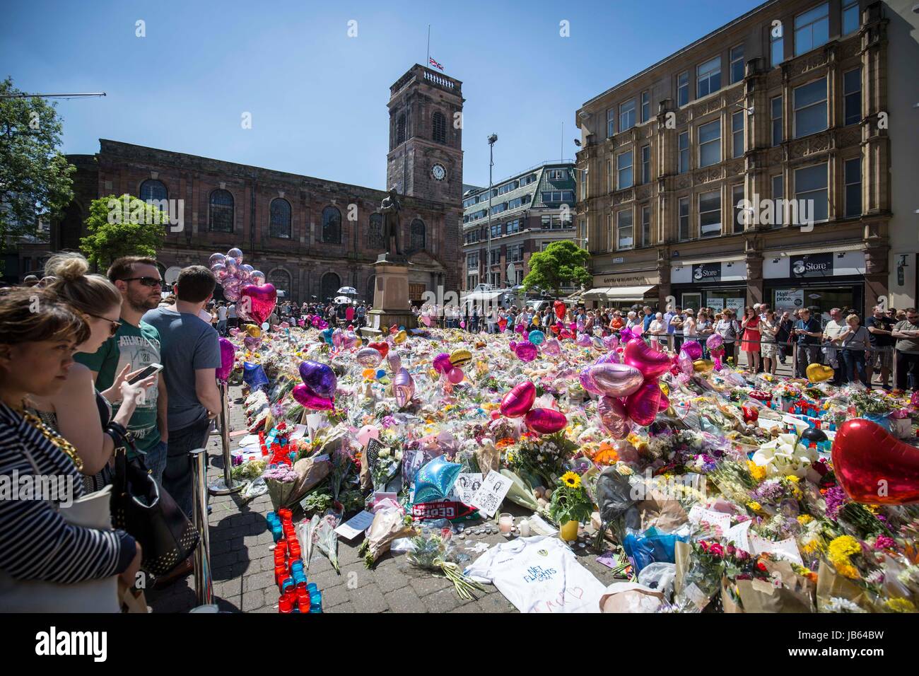 Mar de flores y globos en St Ann's Square , Manchester , (viernes 26 de mayo de 2017) como las personas se reúnen para recordar a las víctimas del ataque terrorista Foto de stock