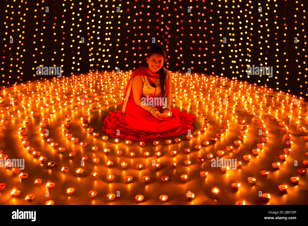 Mujer india diwali festival de iluminación lámparas de aceite Foto de stock