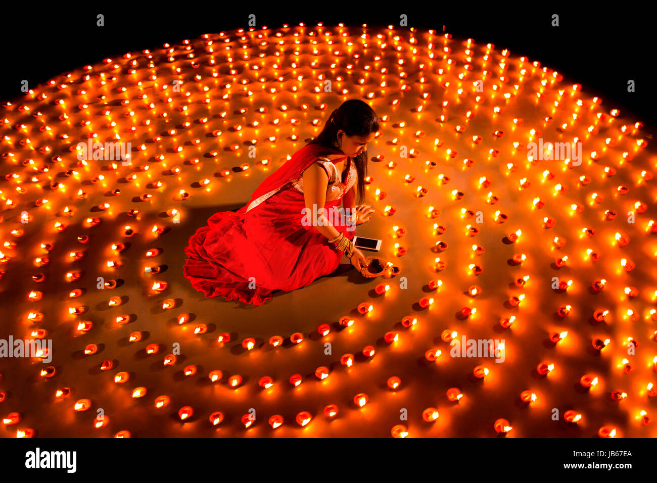 Señora india iluminación lámparas de aceite el festival de Diwali Foto de stock