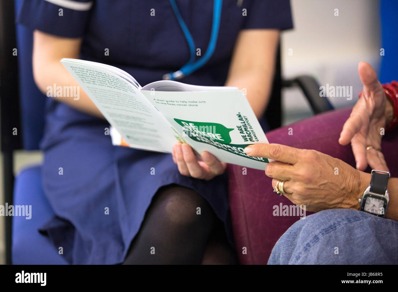 Enfermera explicando el tratamiento al paciente Foto de stock