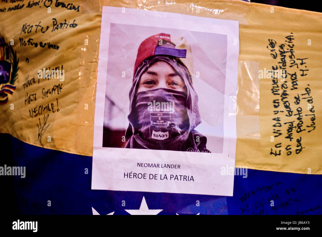 Una imagen de neomar lander, un adolescente que murió durante una protesta contra el gobierno de Nicolás Maduro, a través de una bandera de Venezuela. Foto de stock