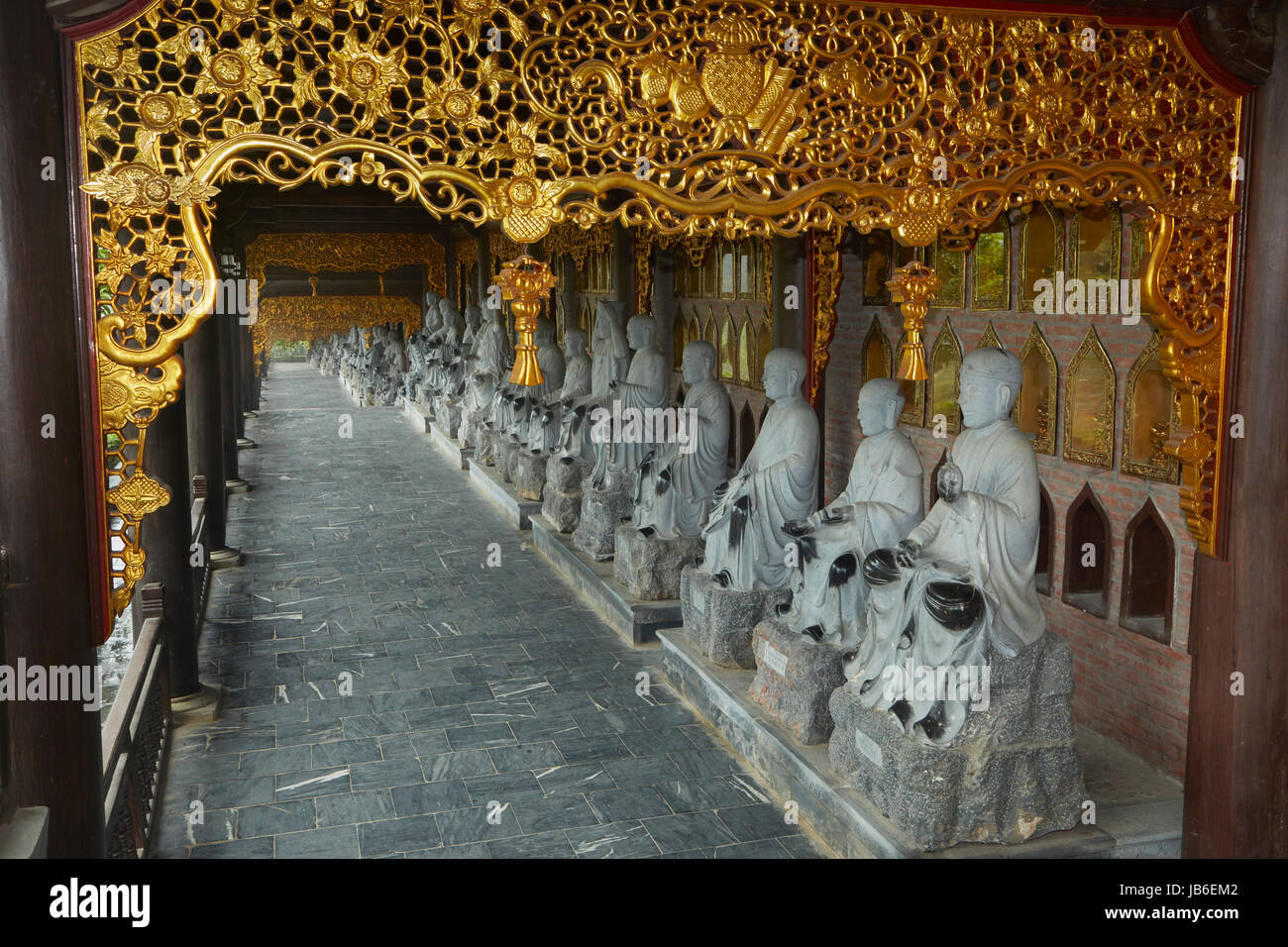 Fila de Arhat estatuas, Bai Dinh Buddist templo complejo, cerca de Ninh Binh, Vietnam Foto de stock