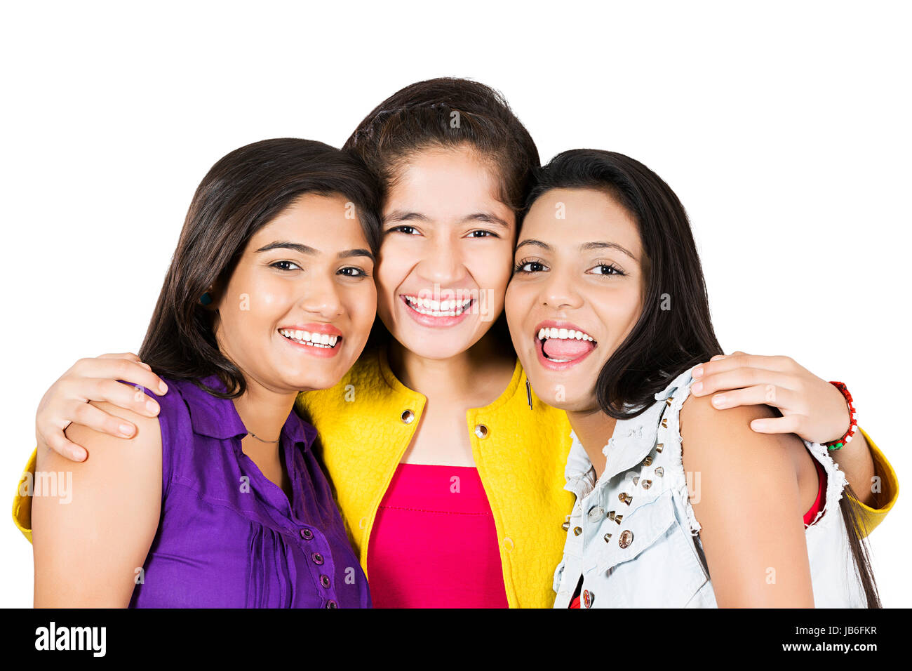 Feliz 3 niñas adolescentes indios amigos brazo alrededor de alegre diversión permanente Foto de stock
