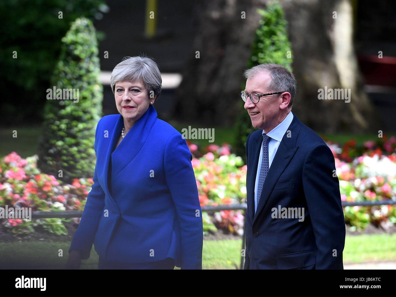 Londres, Reino Unido. 9 de Jun, 2017. El Primer Ministro Teresa Mayo y marido Phillip Crédito: Finnbarr Webster/Alamy Live News Foto de stock