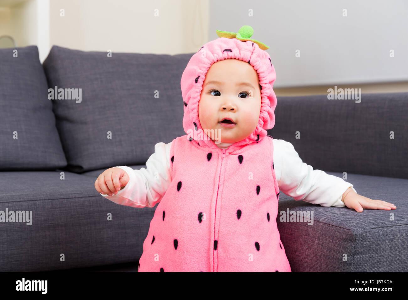 Bebé con disfraz de fresa Fotografía de stock - Alamy