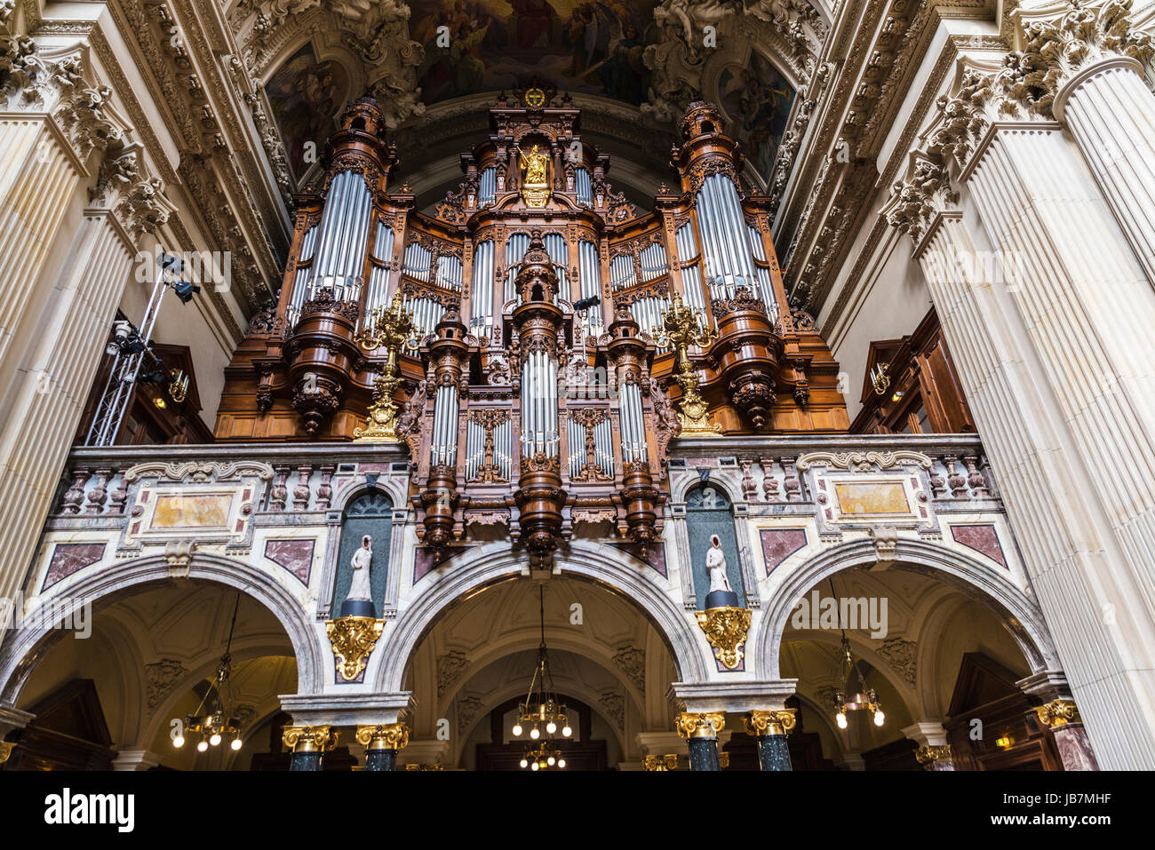 Berlín, Alemania - 13 de abril, 2017: el órgano de la Catedral de Berlín (Berliner Dom) de estilo neobarroco en Berlín, Alemania. Foto de stock