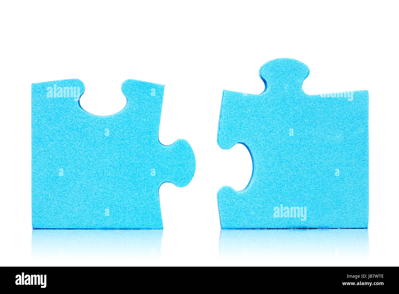 Conexión Dos piezas de puzzle azul sobre fondo blanco Fotografía de Alamy