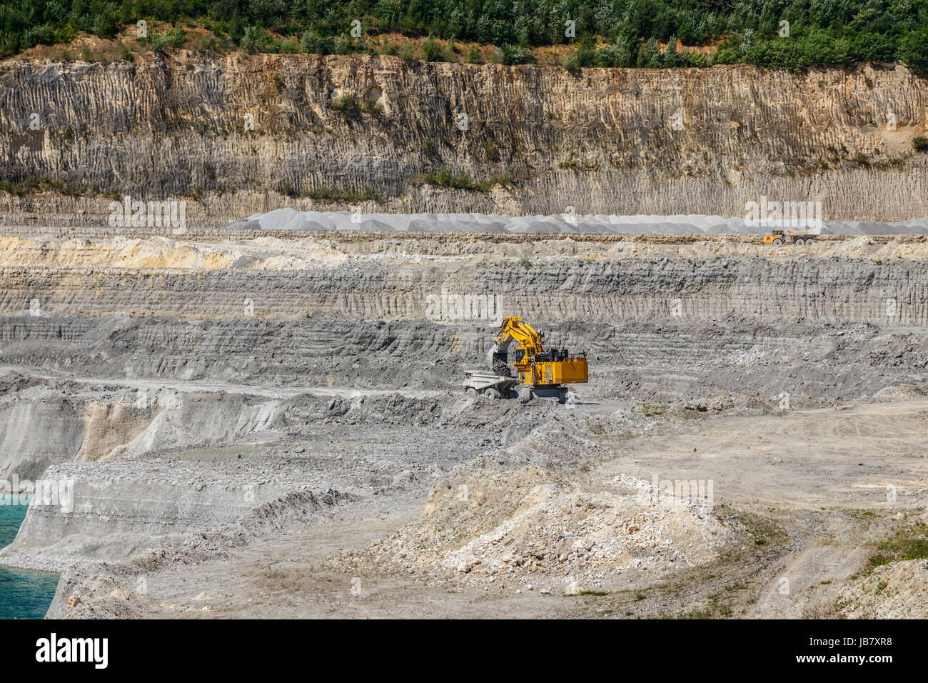 ENCI (primera industria cementera quary Holandés) en el monte de San Pedro con volquetes y una gran excavadora, minería marl. Maastricht, Países Bajos. Foto de stock