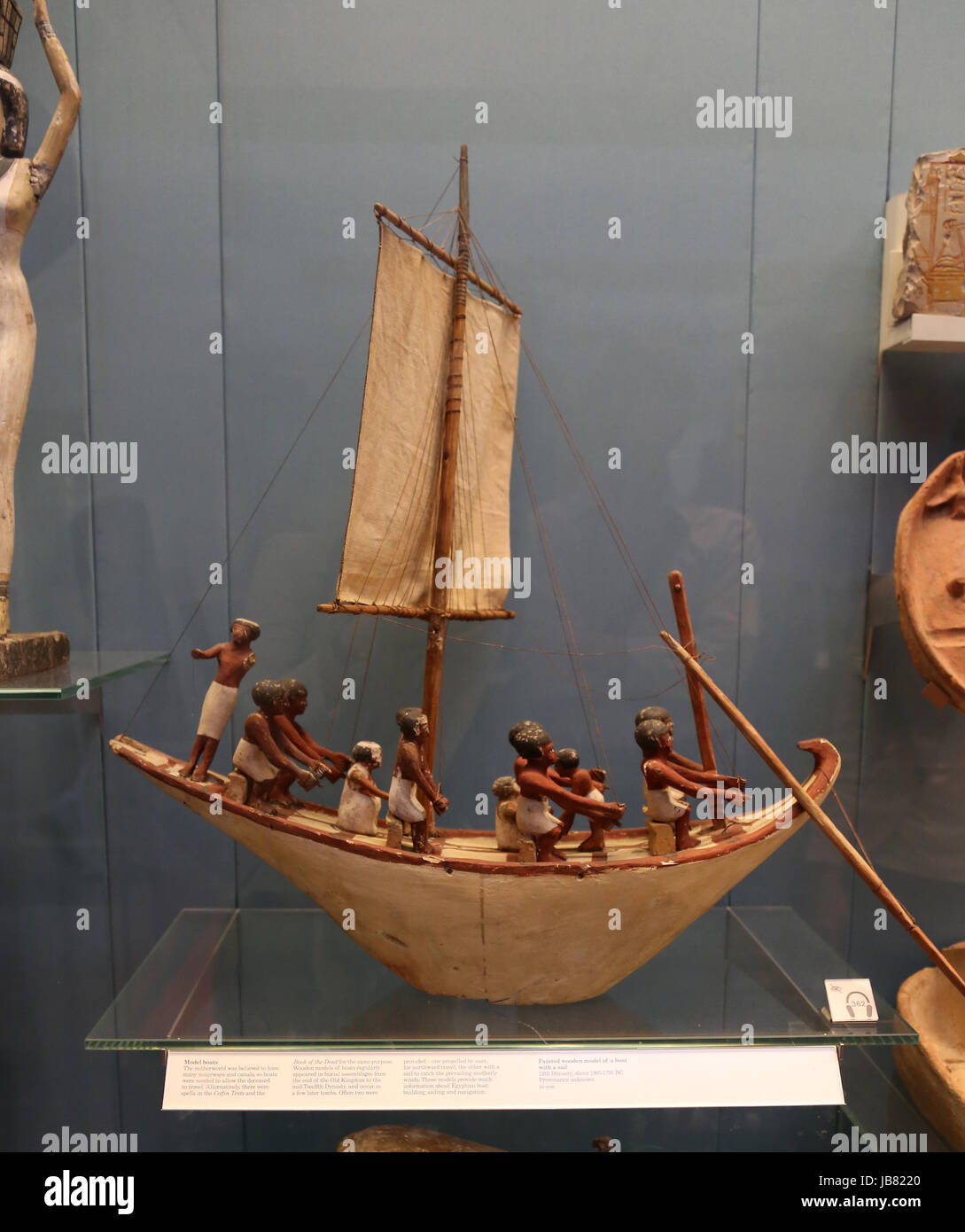 Modelo de velero de madera. Siglo xii, alrededor del 1985-1795 A.C. Procedencia desconocida. Museo Británico. Londres. En el Reino Unido. Foto de stock