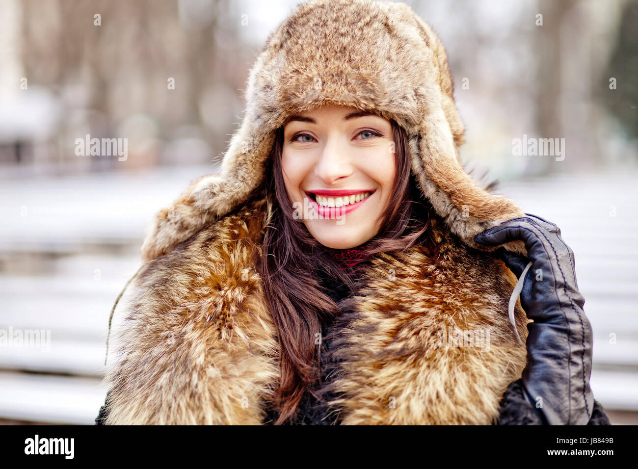 Mujer en clima frío vistiendo ropa de moda fur real Fotografía de